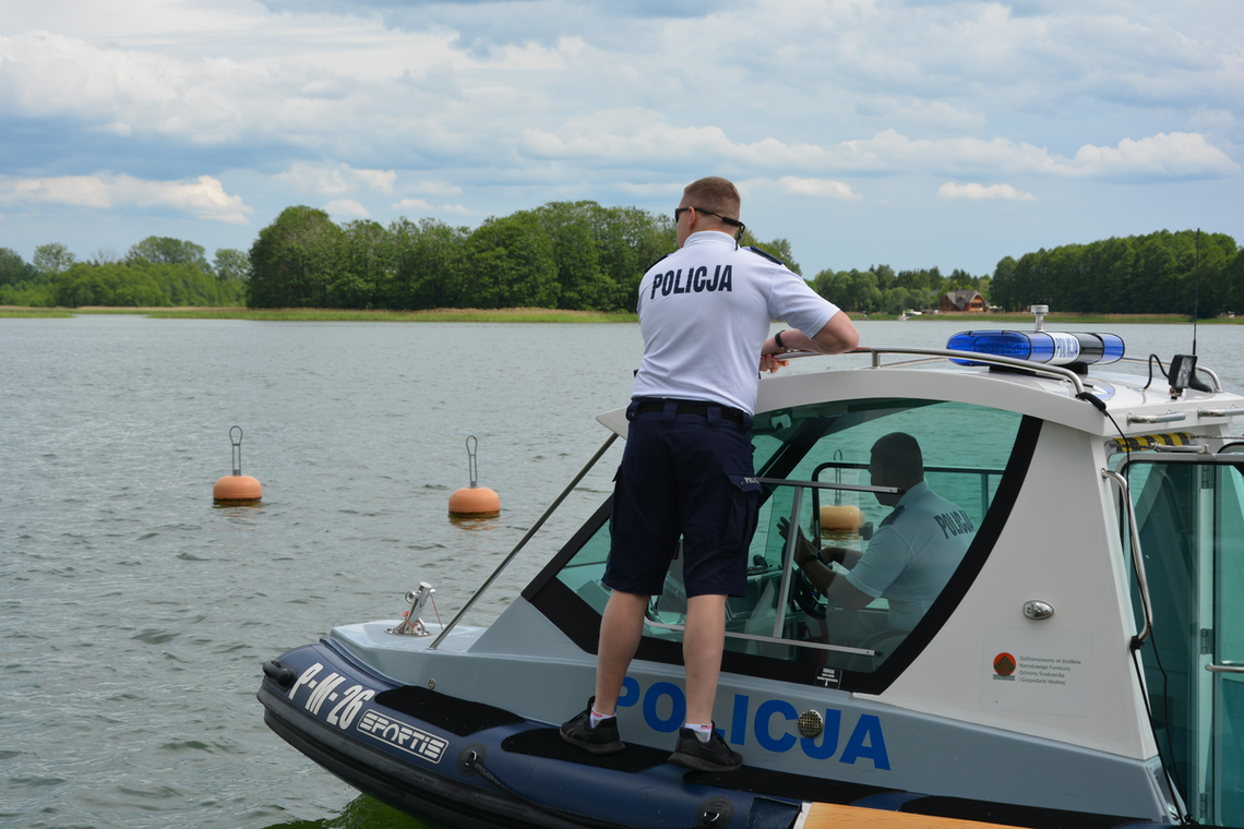🚤 Kręci mnie bezpieczeństwo w lecie! Policjanci czuwają nad bezpieczeństwem wypoczywających nad wodą