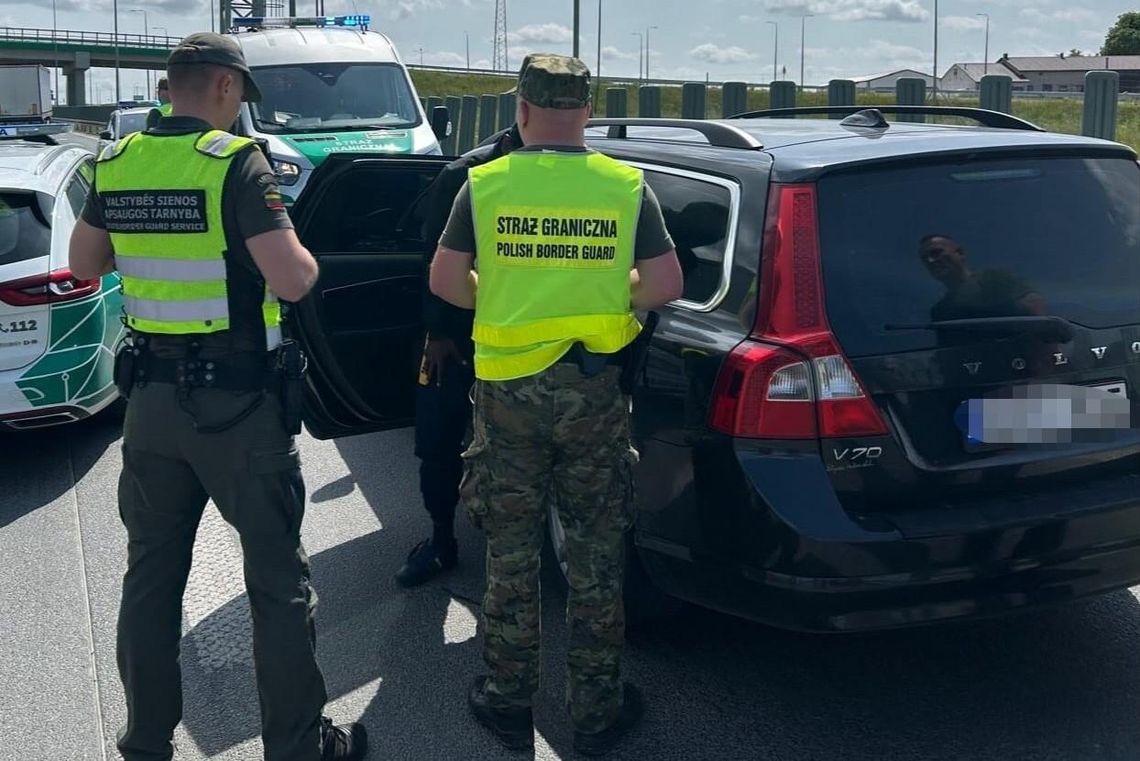 Kurier i dwie grupy migrantów zatrzymani na granicy polsko-litewskiej