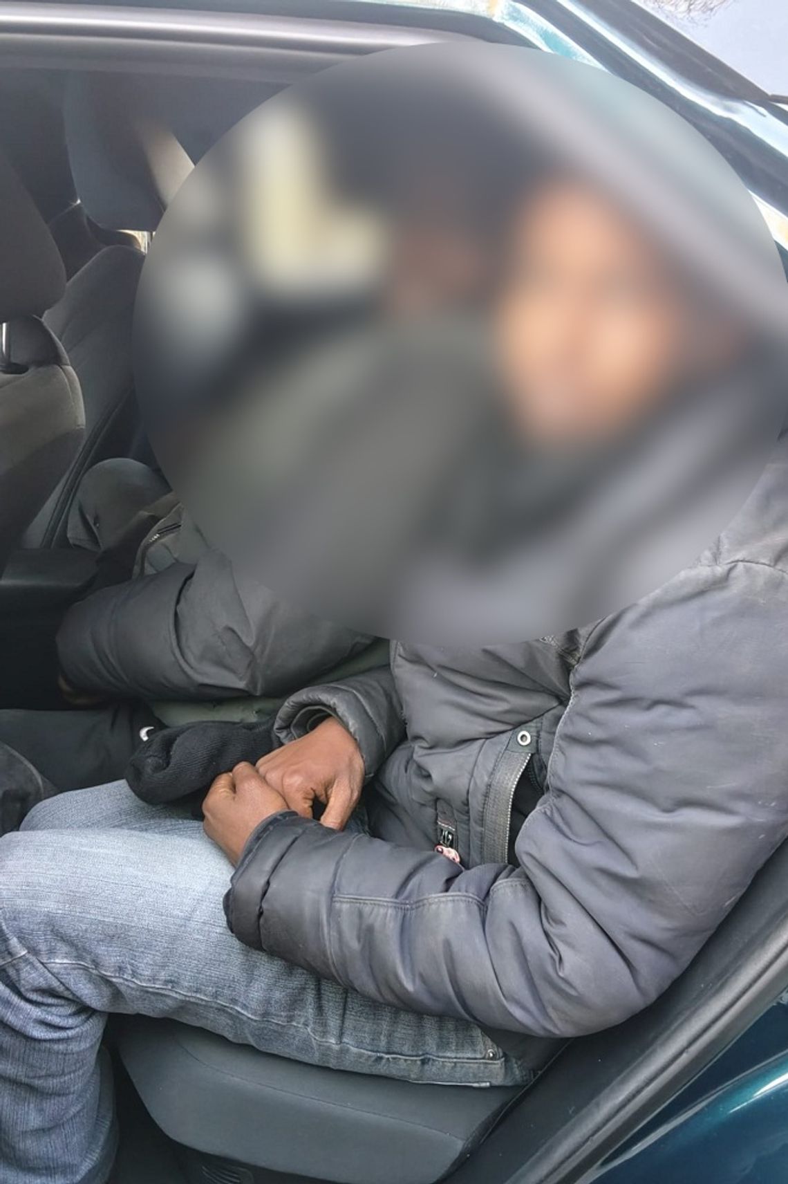 Kurier zatrzymany przy granicy. Przewoził 6 cudzoziemców bez dokumentów