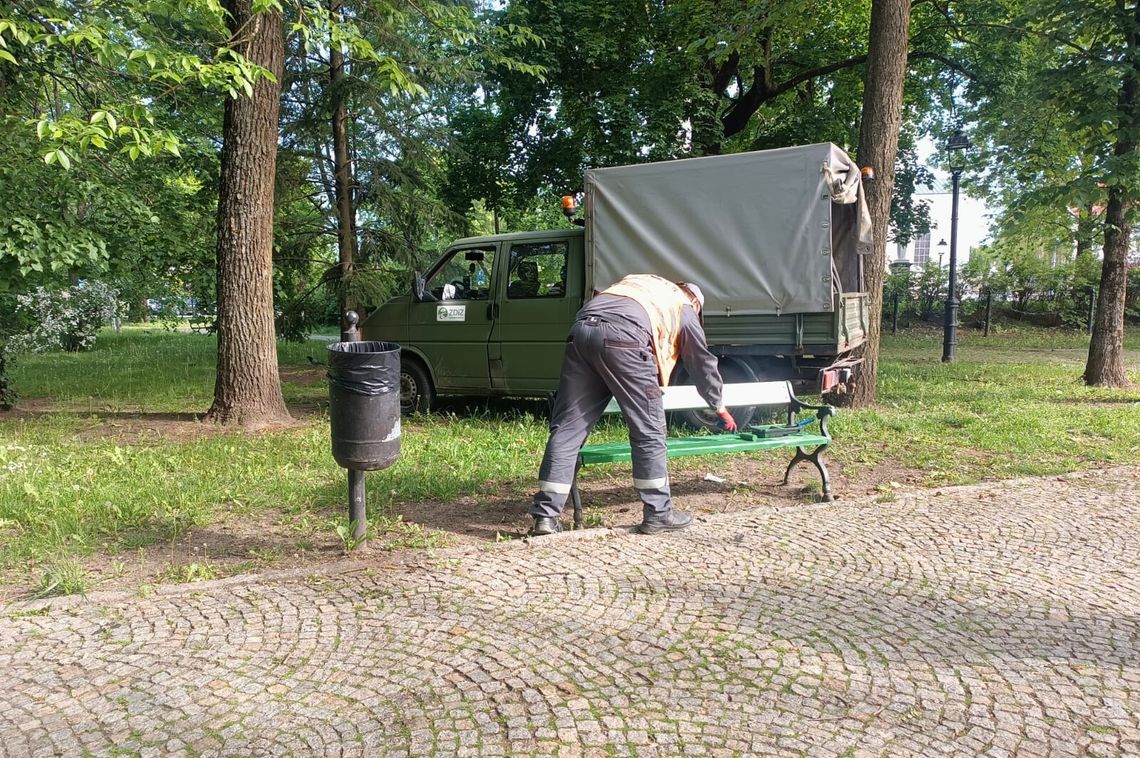 🛠️ Ławki w Suwałkach przechodzą metamorfozę! Ponad 500 siedzisk do odnowienia 🌳