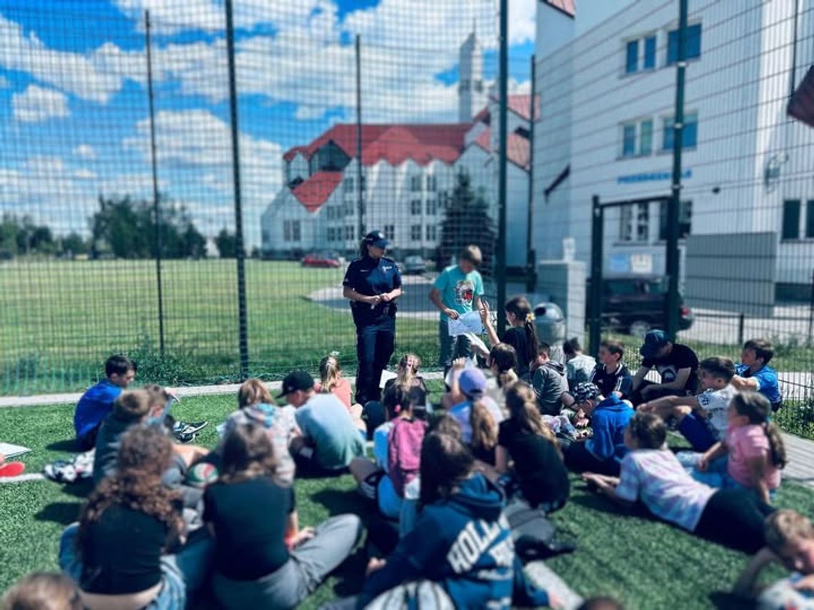 👮‍♂️ Letni patrol bezpieczeństwa – policjanci odwiedzają kolonie i obozy! 🏕️🚔
