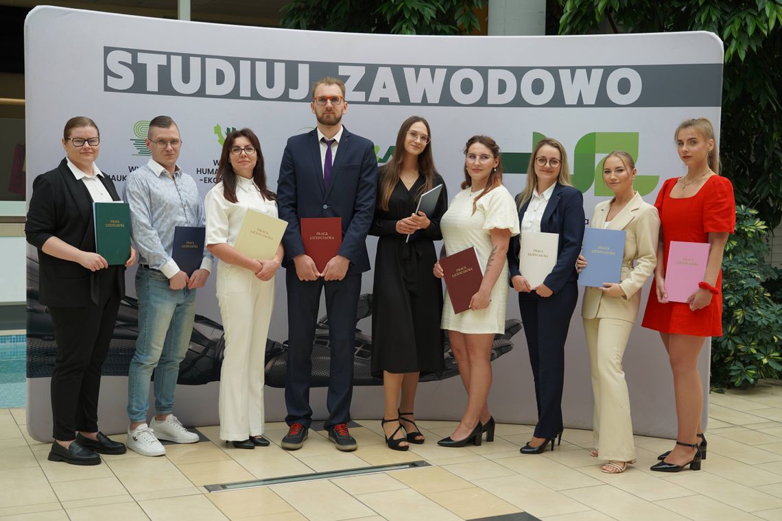 Licencjaty z pielęgniarstwa obronione. Kolejni absolwenci PUZ w Suwałkach kończą pierwszy etap nauki Licencjaty z pielęgniarstwa obronione. Kolejni absolwenci PUZ w Suwałkach kończą pierwszy etap nauki