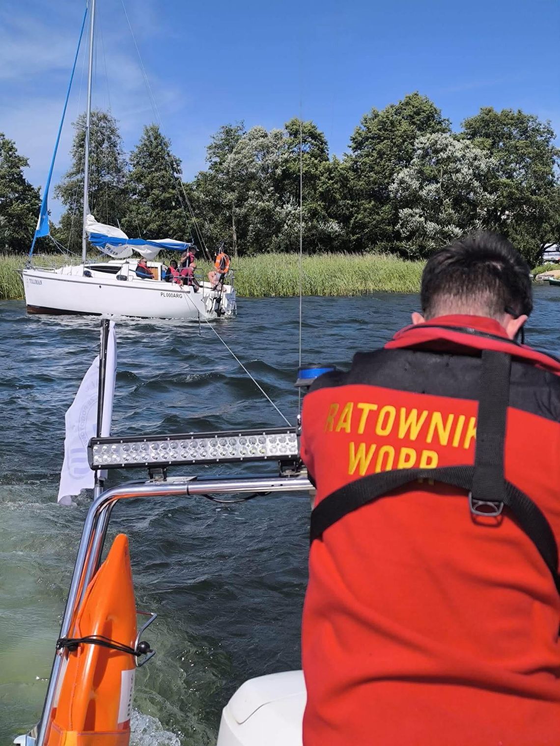 Łódź utknęła w trzcinach na jeziorze Wigry. Na pokładzie było pięć osób