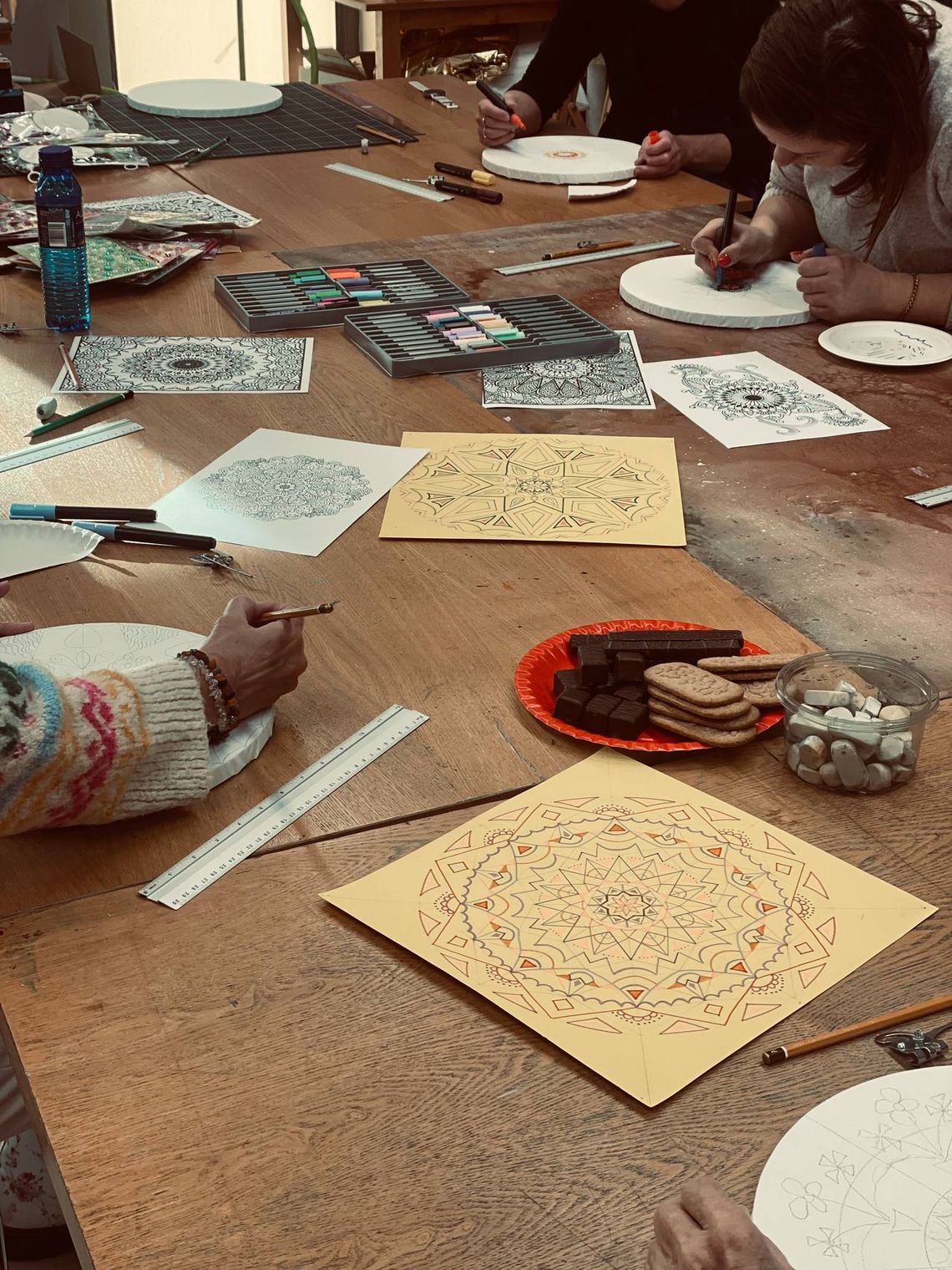 „Mandala dla spokoju i kreatywności” – wyjątkowe warsztaty w SOK „Mandala dla spokoju i kreatywności” – wyjątkowe warsztaty w SOK