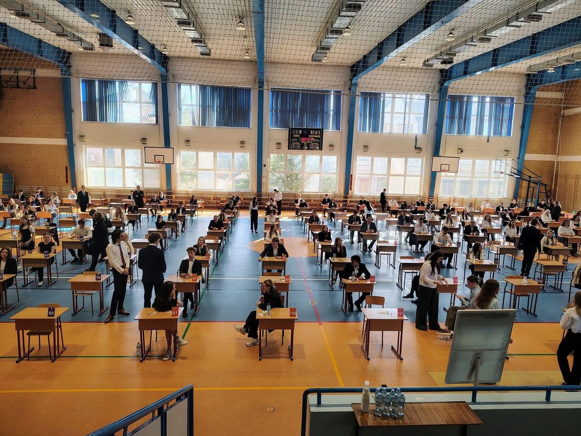 Matura 2026 rozpoczęta. Pierwszy egzamin za uczniami II LO w Suwałkach
