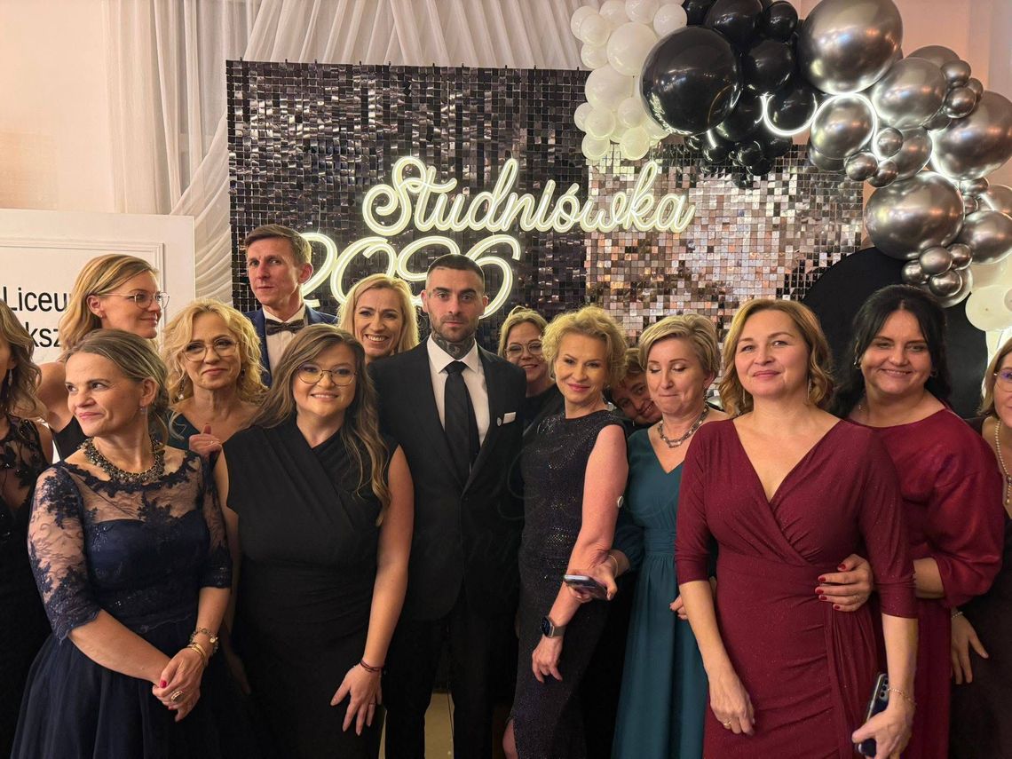 Maturzyści z I LO w Suwałkach mają studniówkę za sobą. Niespodzianką był Quebonafide Maturzyści z I LO w Suwałkach mają studniówkę za sobą. Niespodzianką był Quebonafide