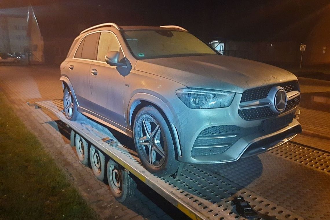 Mercedes za 300 tys. zł skradziony w Niemczech. Straż Graniczna zatrzymała lawetę Mercedes za 300 tys. zł skradziony w Niemczech. Straż Graniczna zatrzymała lawetę