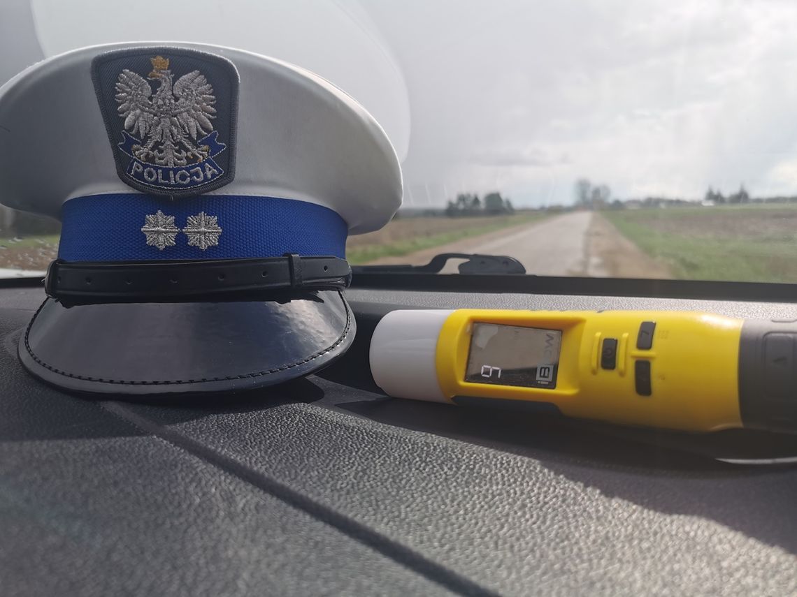 Miał 2 promile, spowodował kolizję i uciekł. Policjanci zatrzymali go w Kalinowie Miał 2 promile, spowodował kolizję i uciekł. Policjanci zatrzymali go w Kalinowie
