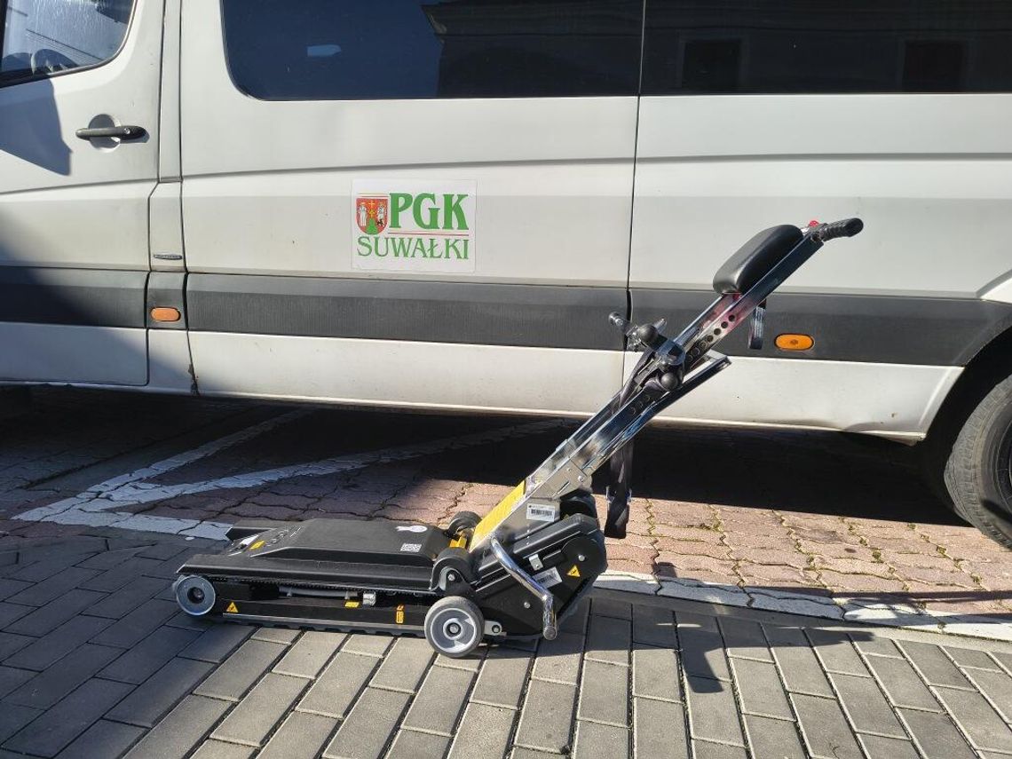 Miasto Suwałki rozszerza ofertę przewozu osób niepełnosprawnych – teraz także z pomocą schodołazu ♿