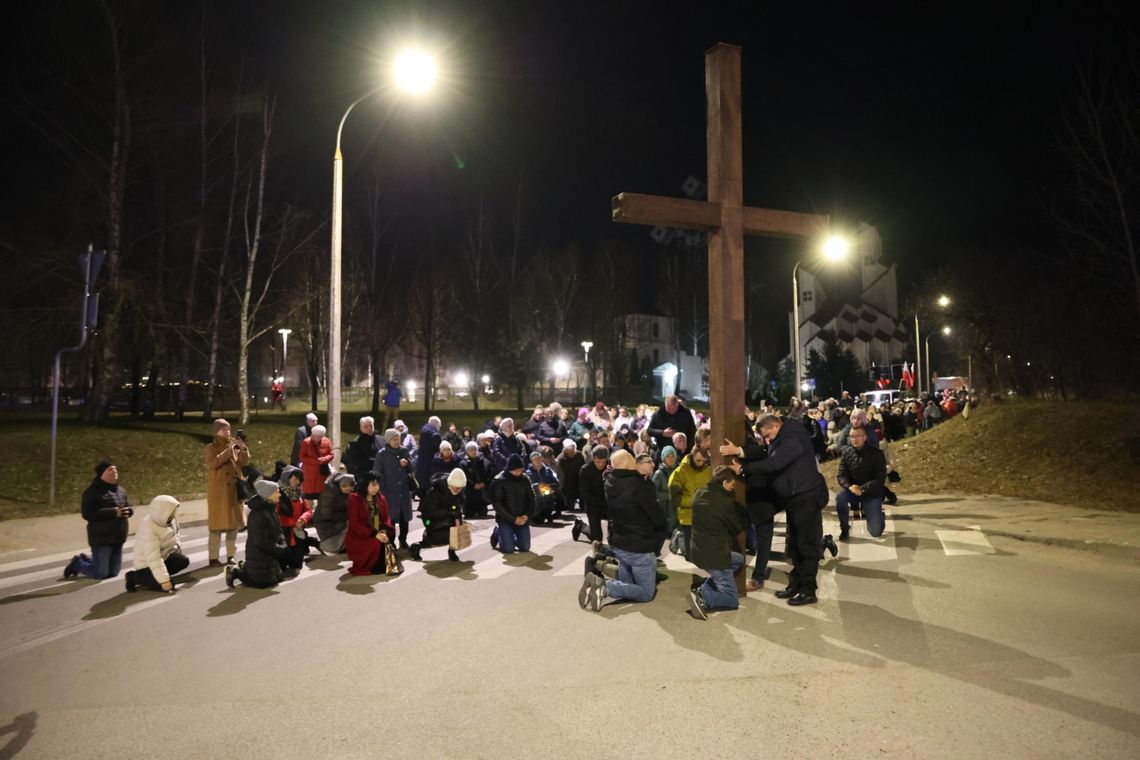 Miejska Droga Krzyżowa w Suwałkach przeszła ulicami miasta