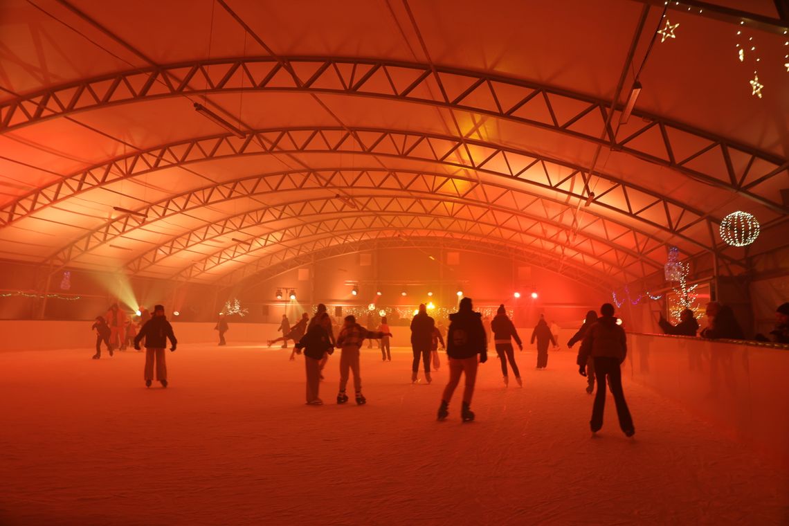 ⛸️✨ Mikołajkowe Disco Lodowisko – magia świąt na lodzie już za nami! ✨⛸️ ⛸️✨ Mikołajkowe Disco Lodowisko – magia świąt na lodzie już za nami! ✨⛸️
