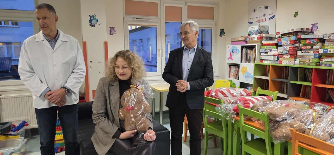 Mikołajkowe prezenty dla najmłodszych pacjentów w Suwałkach 🎅🎁💙 Mikołajkowe prezenty dla najmłodszych pacjentów w Suwałkach 🎅🎁💙