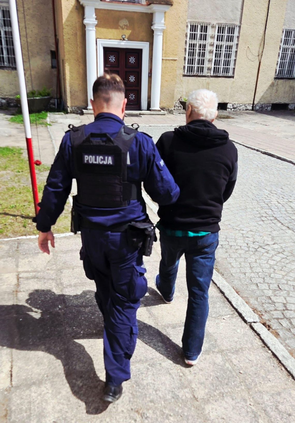 Mimo cofniętych uprawnień ponownie wsiadł za kierownicę. Teraz najbliższe trzy miesiące spędzi w zakładzie karnym.