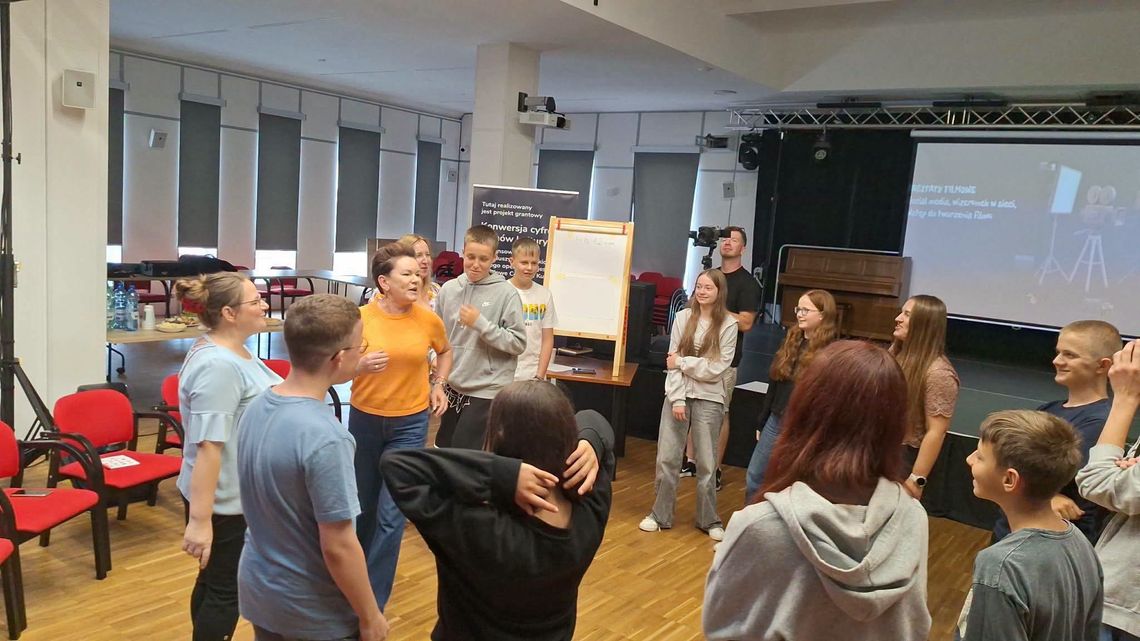 Młodzi o emocjach przez film. Warsztaty z Dawidem Harasimem w Raczkach Młodzi o emocjach przez film. Warsztaty z Dawidem Harasimem w Raczkach