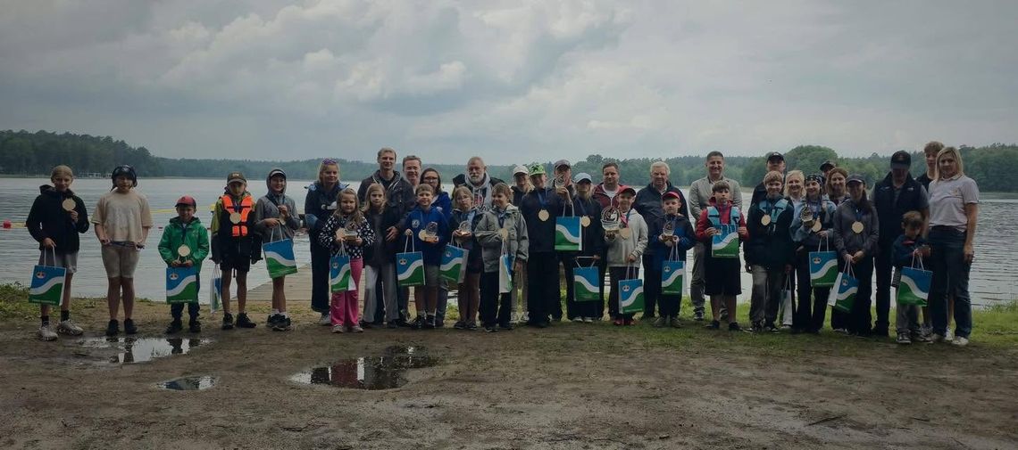 Młodzi żeglarze z Suwałk triumfują w Augustowie. Zwycięstwo w regatach Małej Ligi Optymista Młodzi żeglarze z Suwałk triumfują w Augustowie. Zwycięstwo w regatach Małej Ligi Optymista