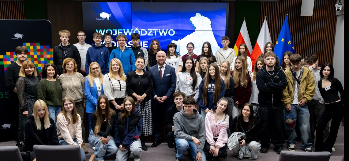 Młodzież z Polski i Słowacji w urzędzie marszałkowskim. Lekcja samorządu od kuchni