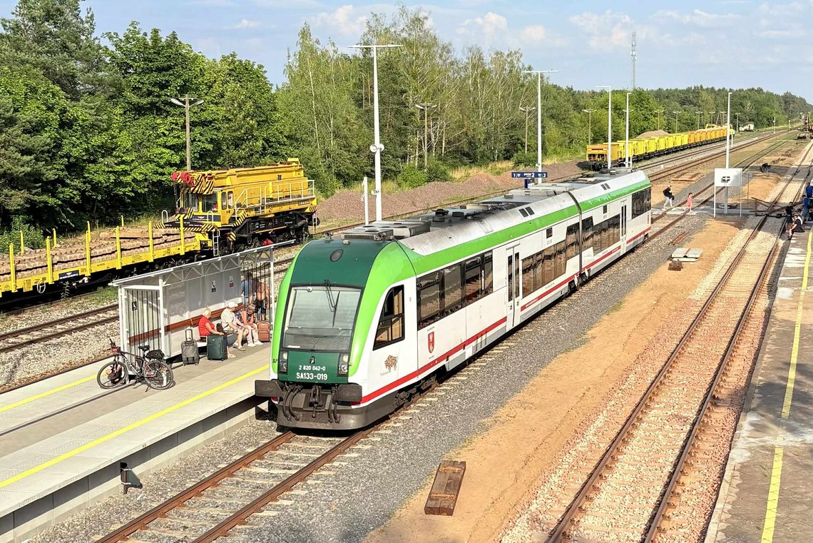 Motocyklista wjechał pod pociąg! Groźny wypadek w Strękowiznie 🚨🚆