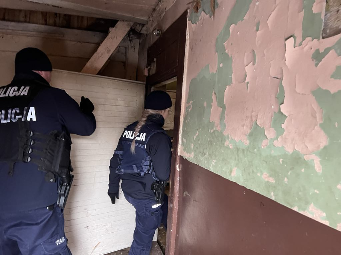 ❄️ Mroźne noce nadchodzą. Policjanci kontrolują miejsca, gdzie mogą przebywać osoby bezdomne