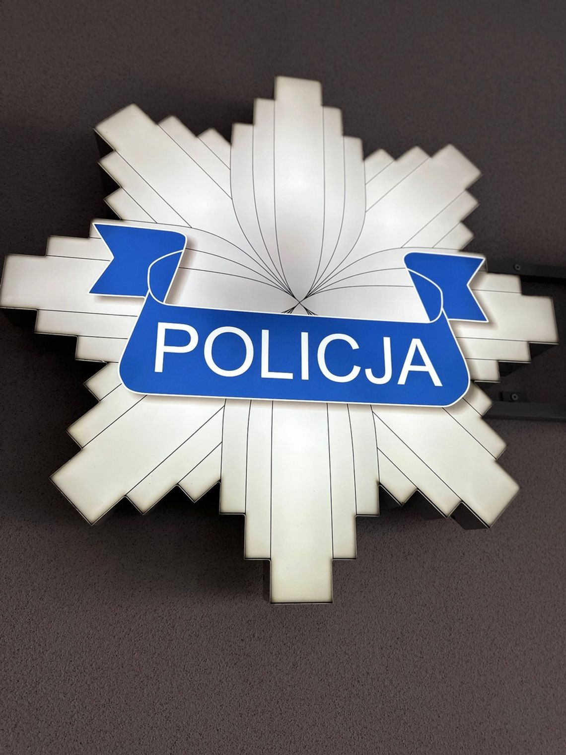 💡 „Mrugali” światłami przed kontrolą policji – dostali mandaty! 200 zł i 4 punkty karne 🚔 💡 „Mrugali” światłami przed kontrolą policji – dostali mandaty! 200 zł i 4 punkty karne 🚔