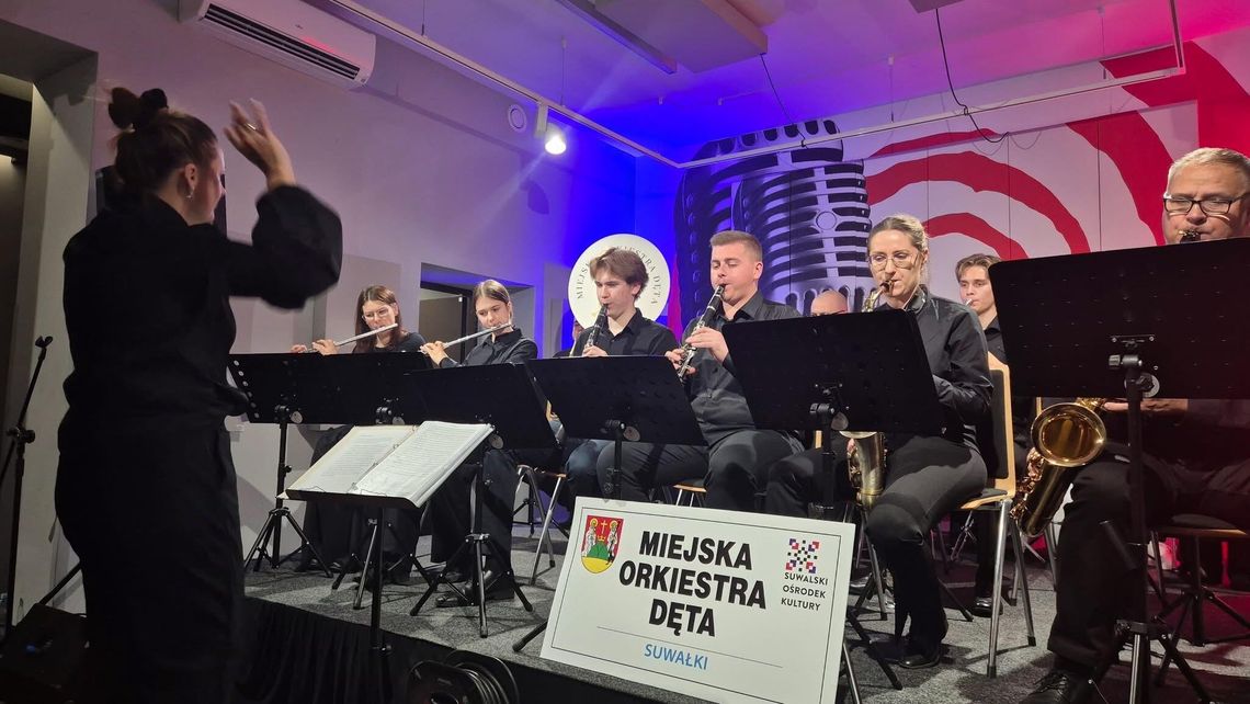 Muzyczny Zawrót Głowy w Suwałkach. Miejska Orkiestra Dęta zagrała dla mieszkańców Muzyczny Zawrót Głowy w Suwałkach. Miejska Orkiestra Dęta zagrała dla mieszkańców