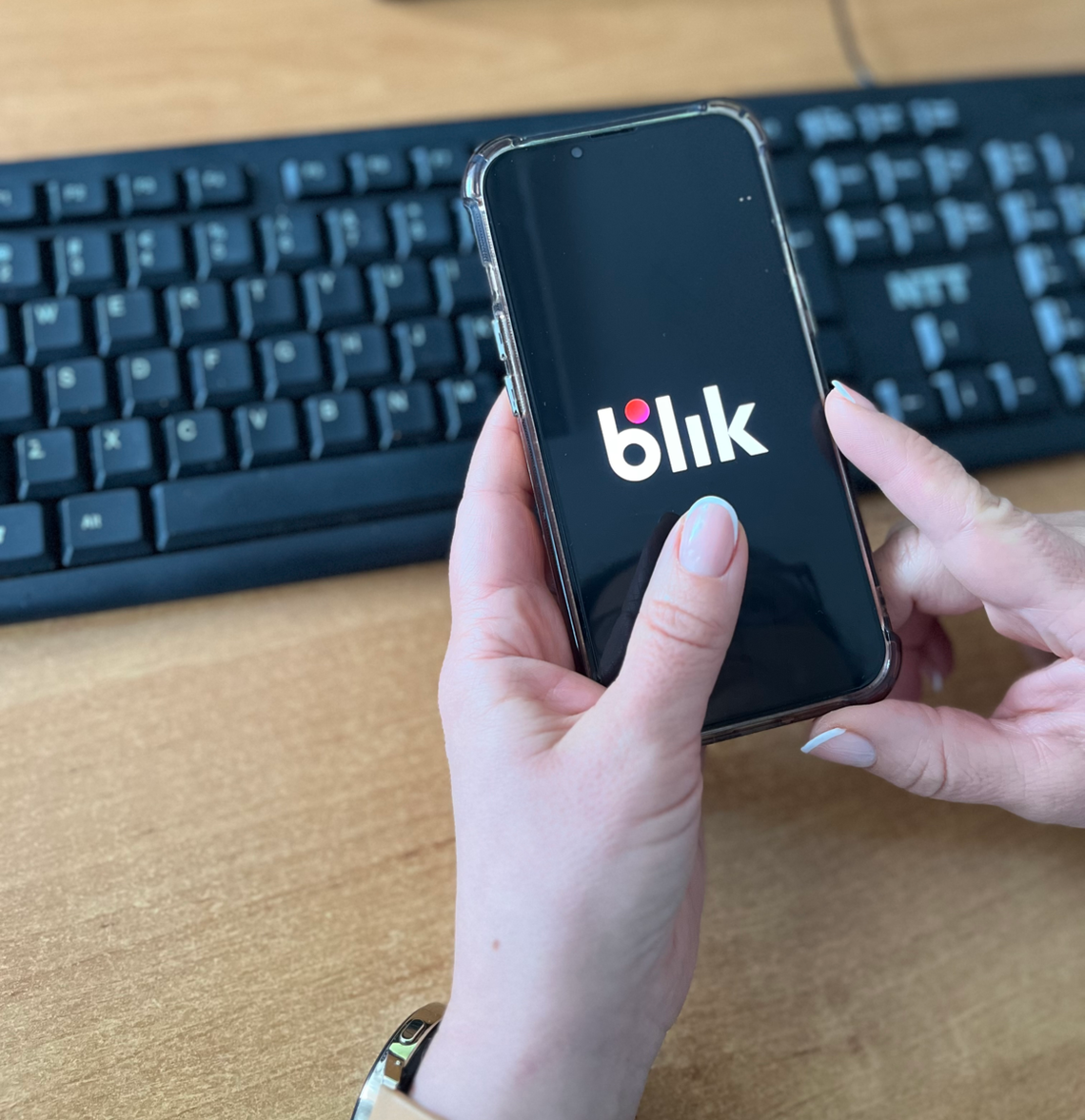 💸 Myśleli, że pomagają znajomemu – stracili 850 zł! Cyberoszuści znów uderzają ⚠️