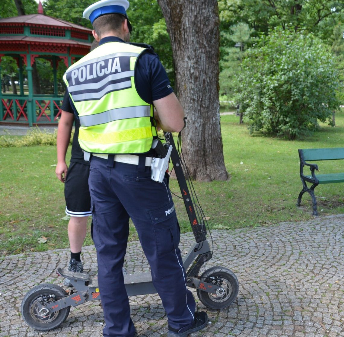 Nastolatka spadła z hulajnogi elektrycznej w Suwałkach. Jechała bez kasku Nastolatka spadła z hulajnogi elektrycznej w Suwałkach. Jechała bez kasku