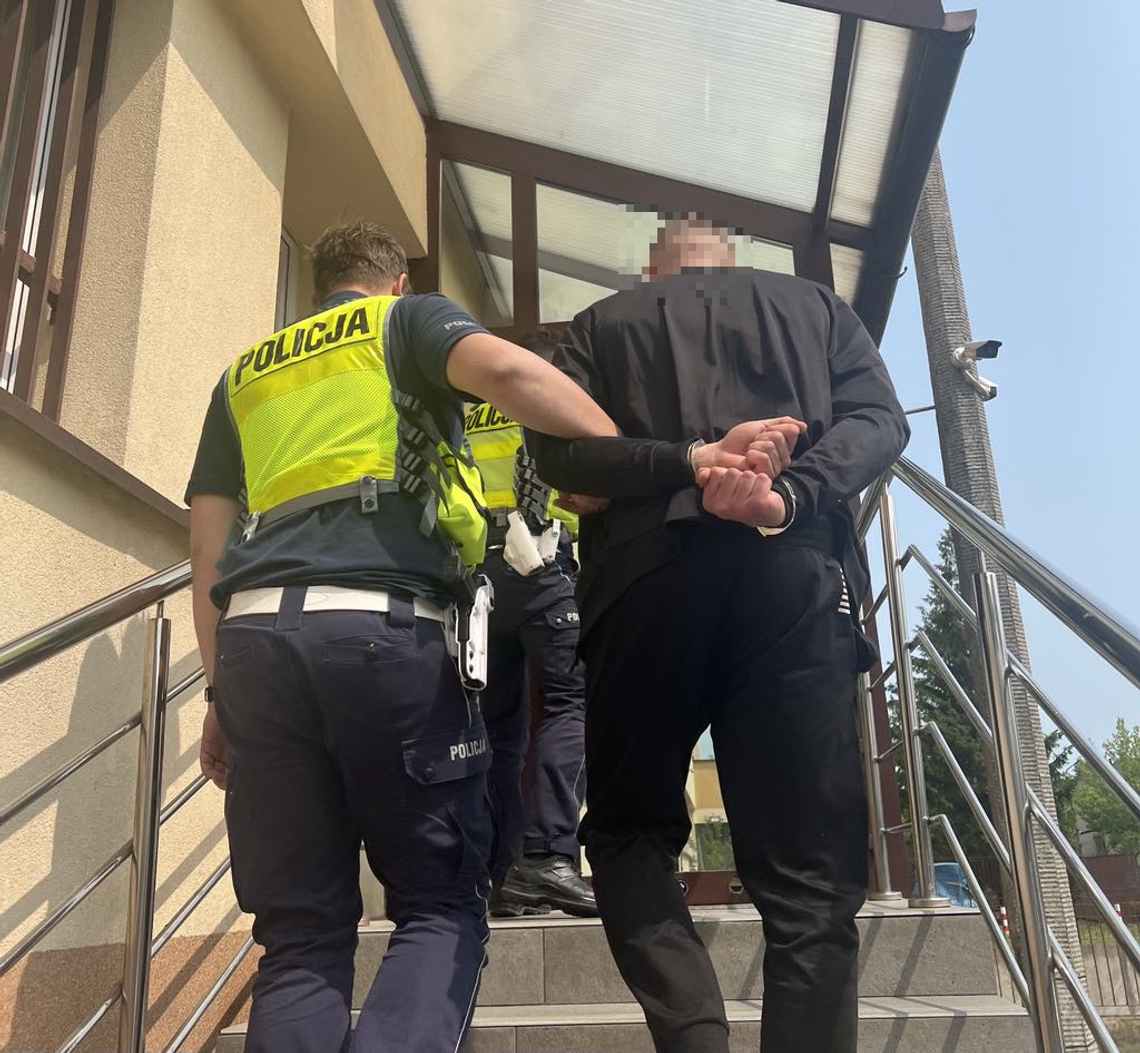 🚨 Nie miał zapiętych pasów… i trafił za kratki! 26-latek zatrzymany przez suwalską drogówkę