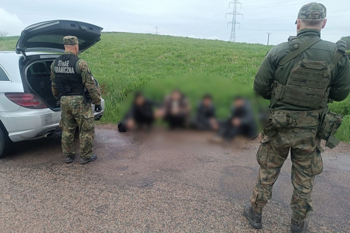 🚨 Nielegalna migracja na granicy polsko-litewskiej. Funkcjonariusze ujawnili 14 cudzoziemców i zatrzymali kurierów