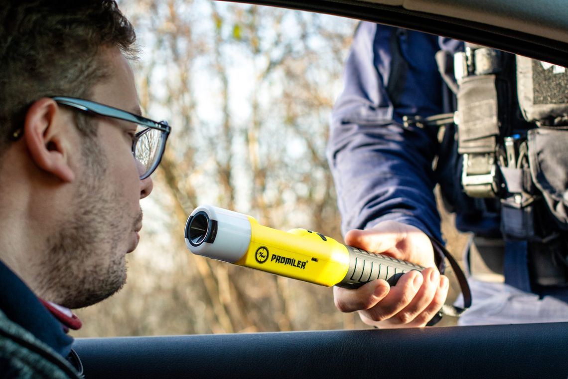 Nietrzeźwy dziadek przyjechał po wnuka do szkoły. Miał ponad 0,5 promila