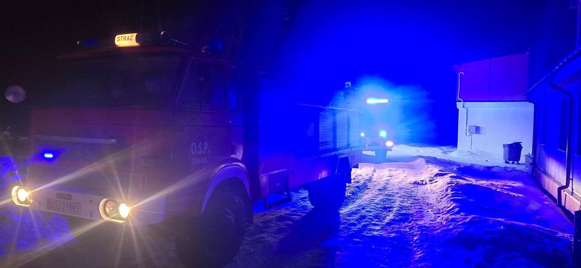 Nocna interwencja strażaków w Kukowie-Folwarku. Zalane mieszkanie po pęknięciu rury