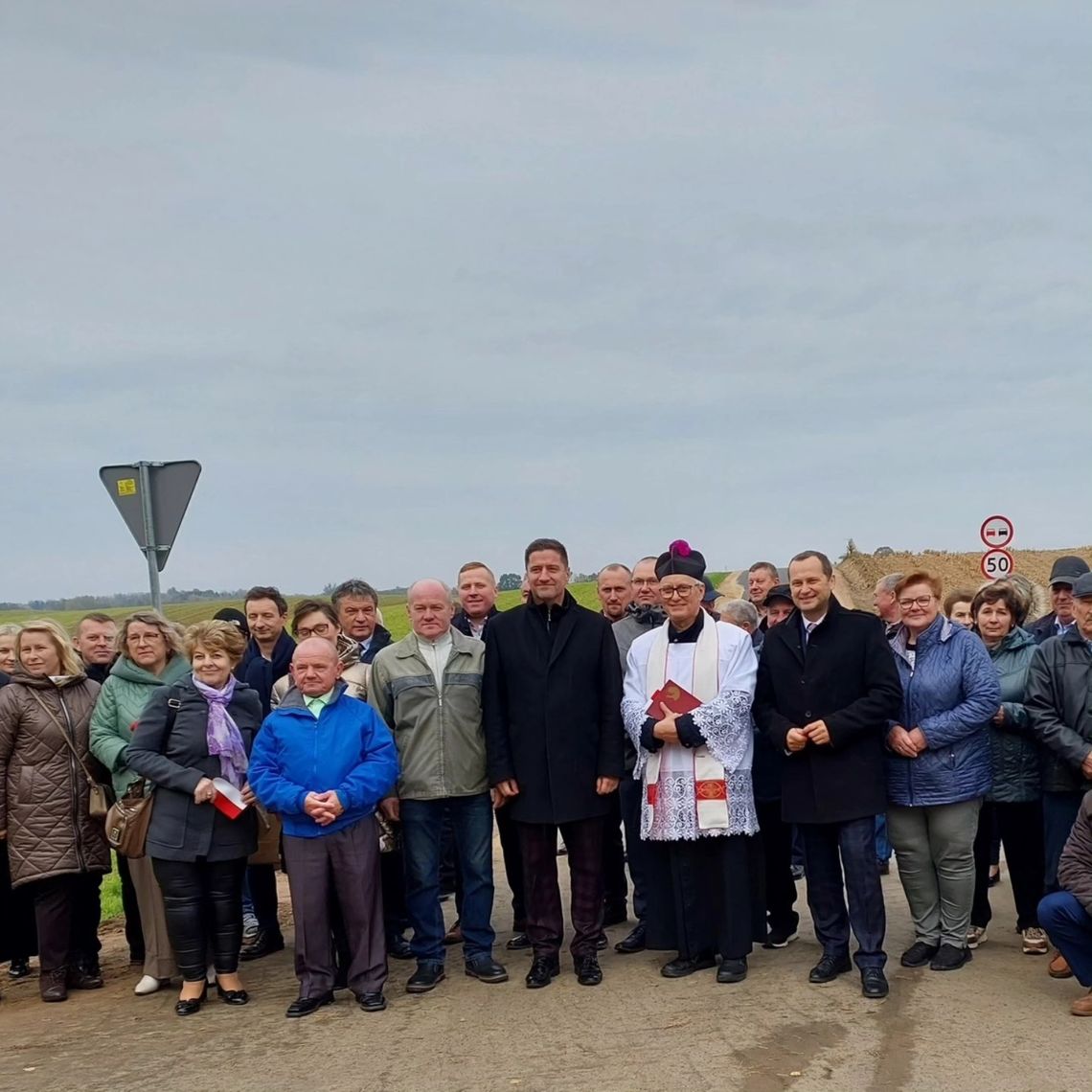 🚜 Nowa droga w Tajnie Starym już otwarta! Poseł Jacek Niedźwiedzki: „To inwestycje, które realnie zmieniają życie mieszkańców” 🚜 Nowa droga w Tajnie Starym już otwarta! Poseł Jacek Niedźwiedzki: „To inwestycje, które realnie zmieniają życie mieszkańców”