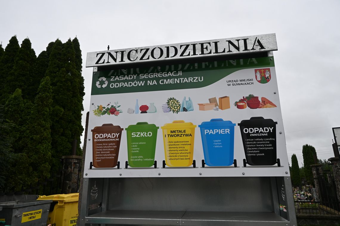 Nowa zniczodzielnia w Suwałkach. Jest też czerwony pojemnik na elektroodpady Nowa zniczodzielnia w Suwałkach. Jest też czerwony pojemnik na elektroodpady