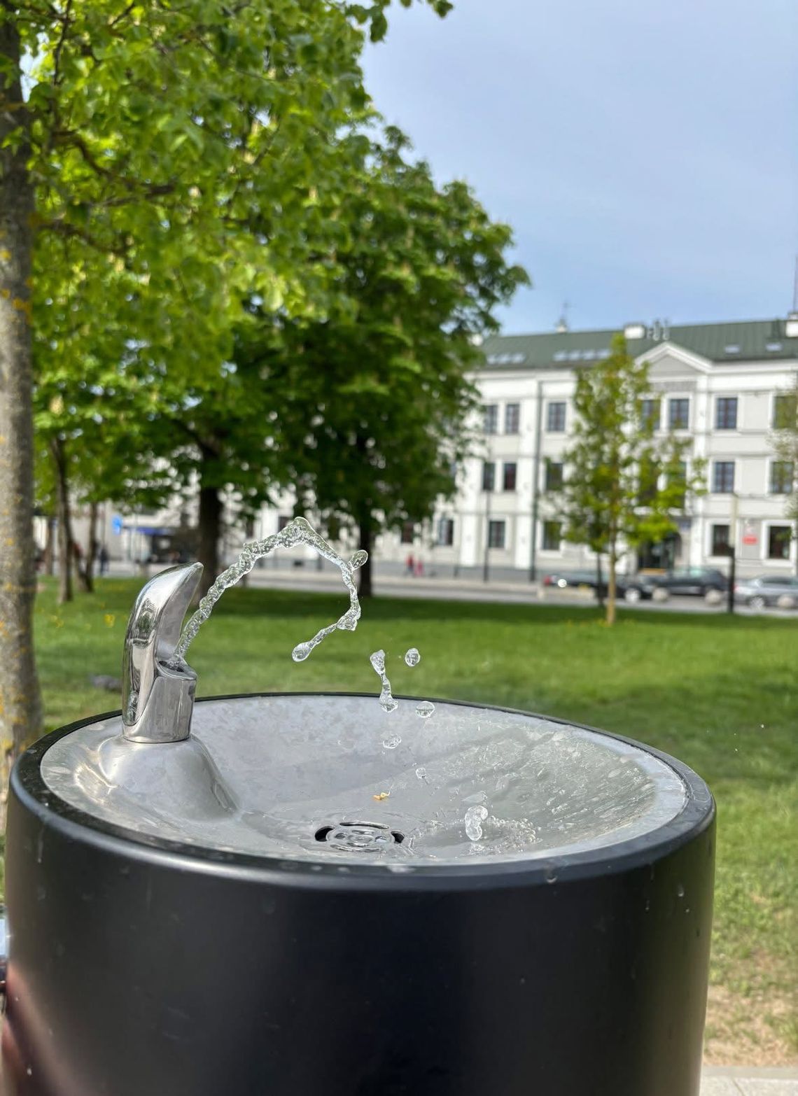 Nowe źródełko wody pitnej w Suwałkach – ugaś pragnienie w centrum miasta! 💧