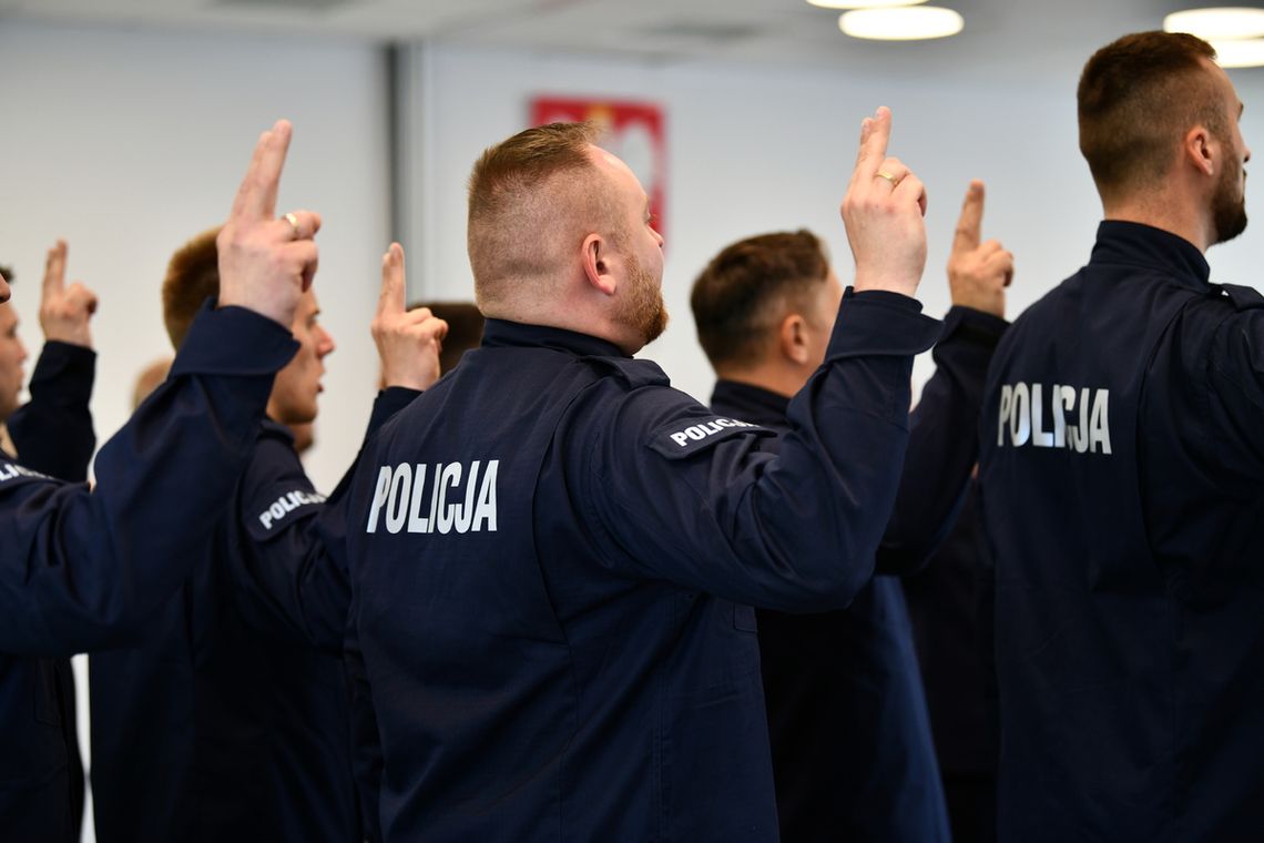 👮‍♂️👮‍♀️ Nowi stróże prawa złożyli ślubowanie – 26 funkcjonariuszy w podlaskiej Policji