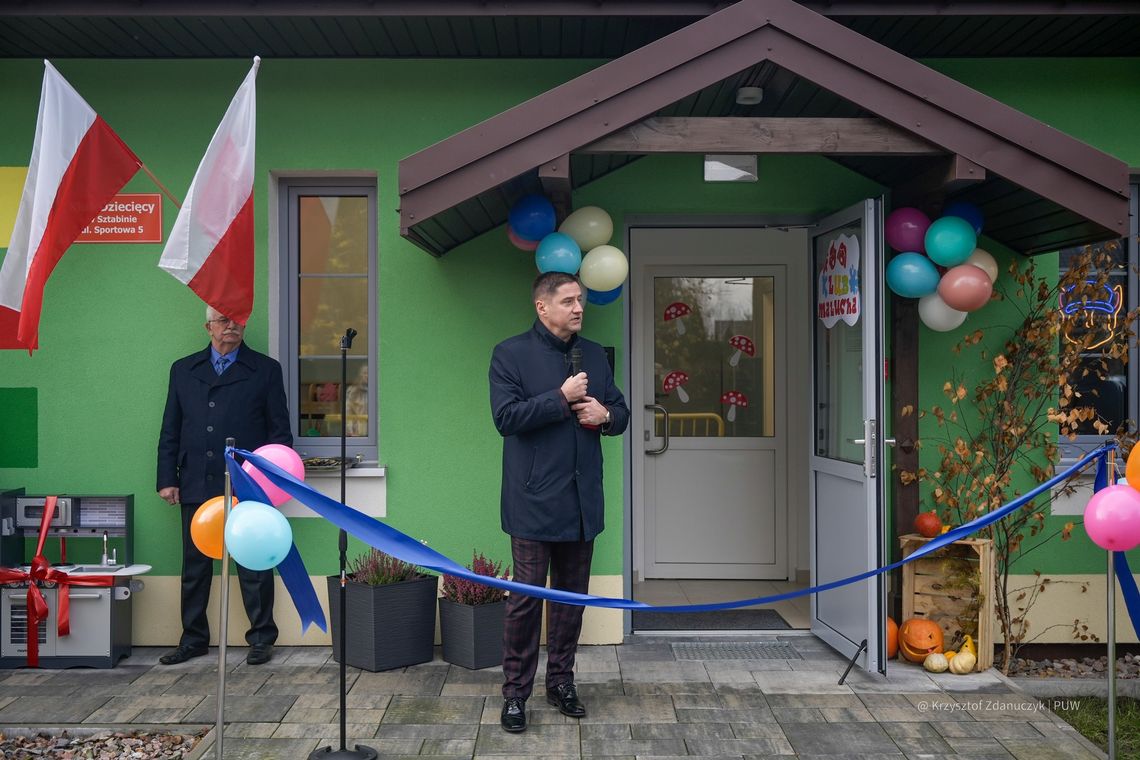 👶 Nowy Klubik Dziecięcy w Sztabinie otwarty! Poseł Jacek Niedźwiedzki z wizytą podczas inauguracji ✨ 👶 Nowy Klubik Dziecięcy w Sztabinie otwarty! Poseł Jacek Niedźwiedzki z wizytą podczas inauguracji ✨
