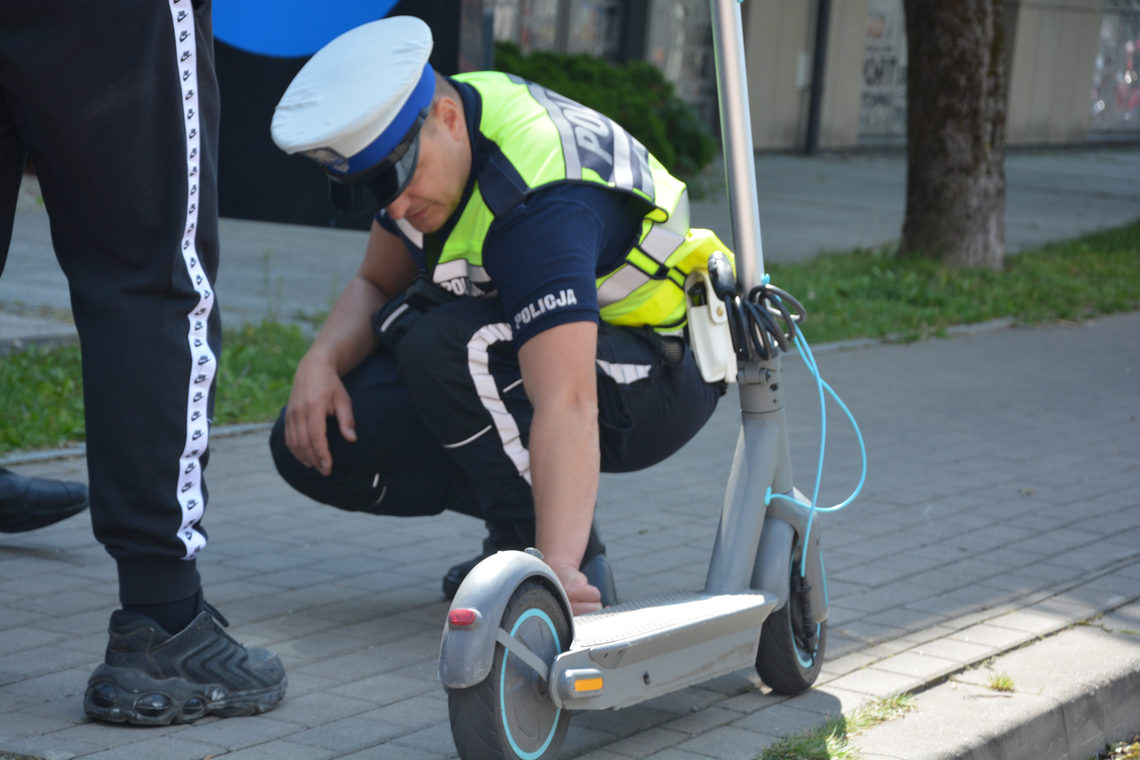 🚨 Obywatelskie zatrzymanie pijanego kierowcy hulajnogi w Suwałkach 🚨
