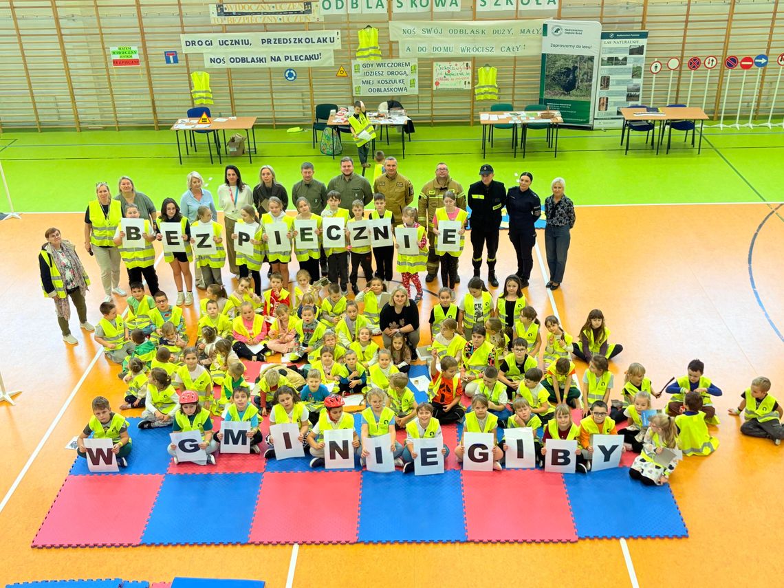 „Odblaskowa Szkoła” w Gibach! Uczniowie działają na rzecz bezpieczeństwa w ruchu drogowym 🚸 „Odblaskowa Szkoła” w Gibach! Uczniowie działają na rzecz bezpieczeństwa w ruchu drogowym 🚸