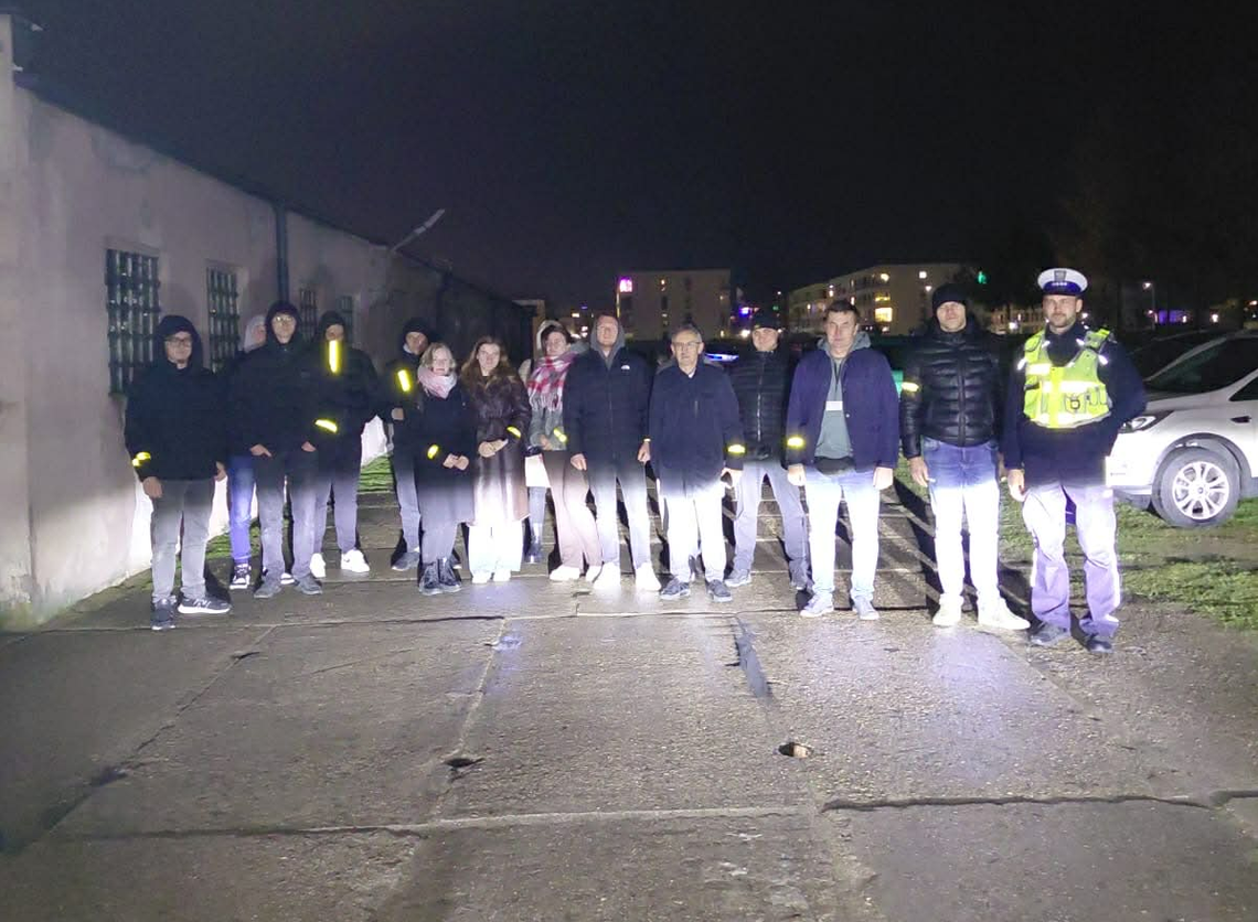 Odblaskowy eksperyment w Suwałkach – studenci sprawdzili, jak bardzo widać pieszych po zmroku 🚶♂️✨ Odblaskowy eksperyment w Suwałkach – studenci sprawdzili, jak bardzo widać pieszych po zmroku 🚶♂️✨