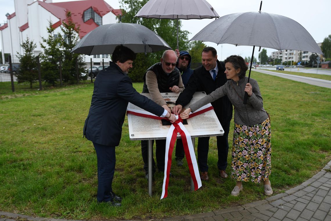 Odsłonięcie tablicy św. Jana Bosko przy parafii Matki Bożej Miłosierdzia