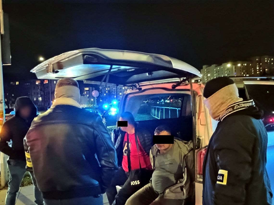 Ośmiu mężczyzn zatrzymanych za kradzieże samochodów na terenie całej Polski Ośmiu mężczyzn zatrzymanych za kradzieże samochodów na terenie całej Polski