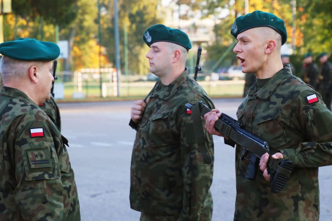 Otrzymali broń i rozpoczęli kolejny etap służby. Uroczyste wręczenie żołnierzom VIII turnusu Otrzymali broń i rozpoczęli kolejny etap służby. Uroczyste wręczenie żołnierzom VIII turnusu