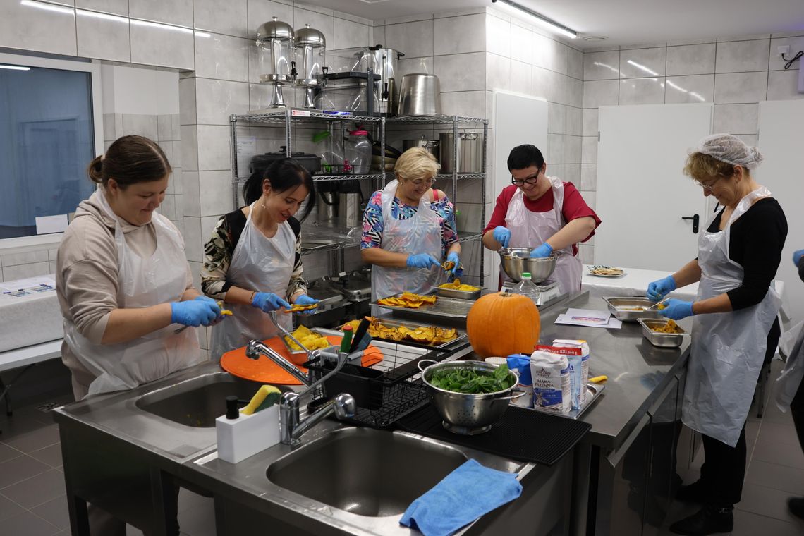 🎃 Pachniało dynią w Sobolewie! Uczestnicy warsztatów kulinarnych przygotowali jesienne przysmaki 🍲 🎃 Pachniało dynią w Sobolewie! Uczestnicy warsztatów kulinarnych przygotowali jesienne przysmaki 🍲