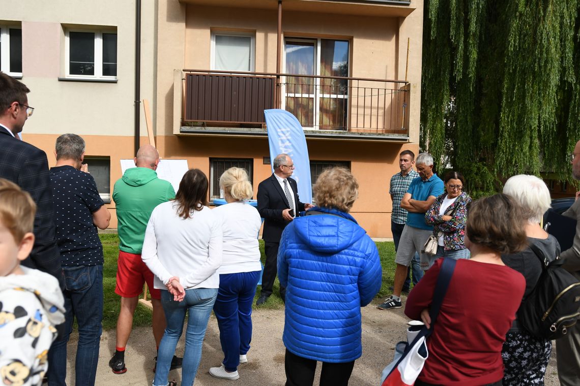 Parking zamiast starego placu zabaw? Mieszkańcy Osiedla II zabrali głos. Miasto pokazało wstępne projekty Parking zamiast starego placu zabaw? Mieszkańcy Osiedla II zabrali głos. Miasto pokazało wstępne projekty