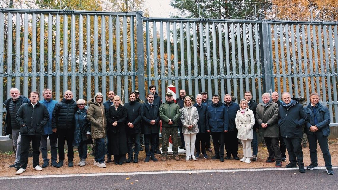 Parlamentarzyści państw NATO i Ukrainy na granicy z Białorusią. Zobaczyli zabezpieczenia Parlamentarzyści państw NATO i Ukrainy na granicy z Białorusią. Zobaczyli zabezpieczenia