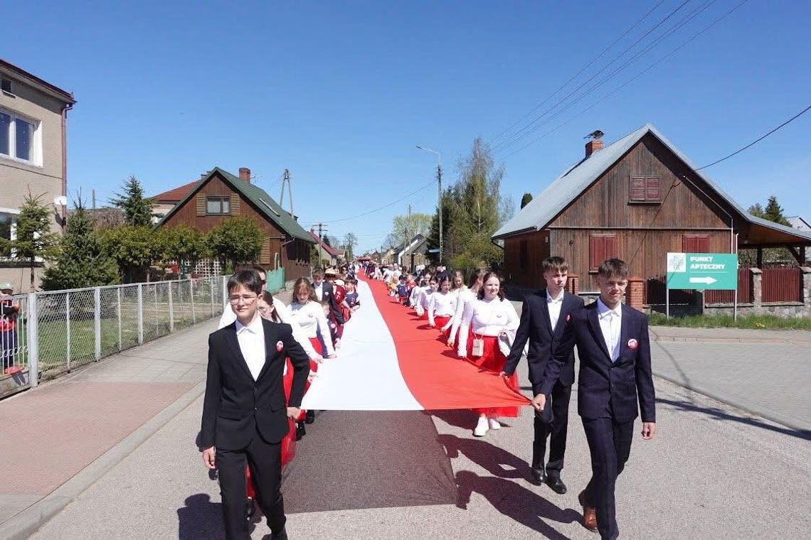 Patriotyczny pochód z 50-metrową flagą w Filipowie