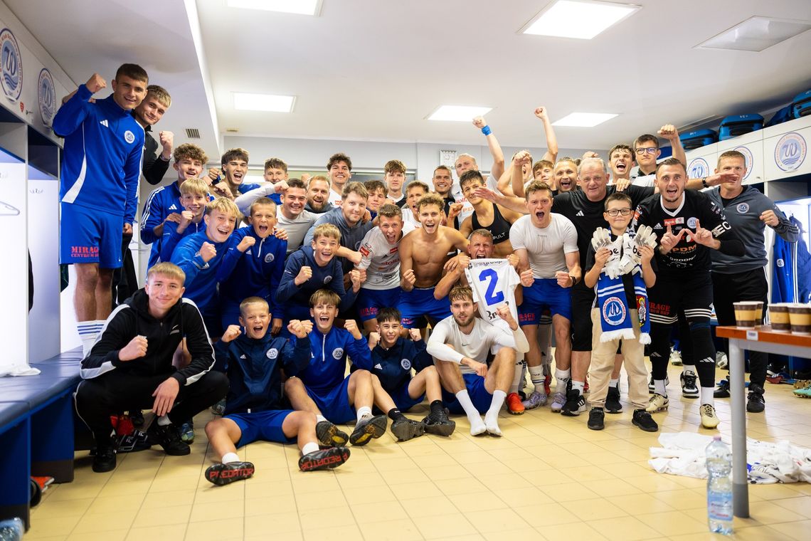⚽ Pierwsze zwycięstwo Wigier Suwałki! Biało-niebiescy pokonali Widzew II Łódź 2:0 🙌