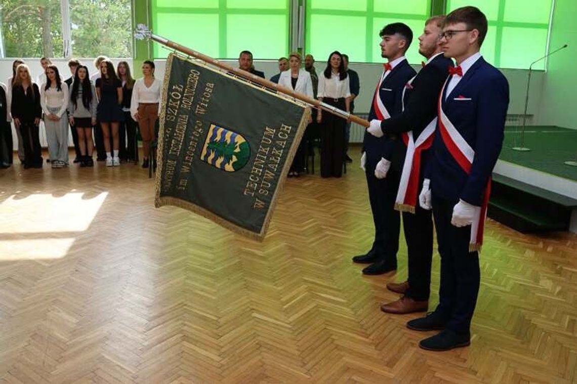 Pierwszoklasiści złożyli uroczyste ślubowanie. Nowy etap nauki rozpoczęty