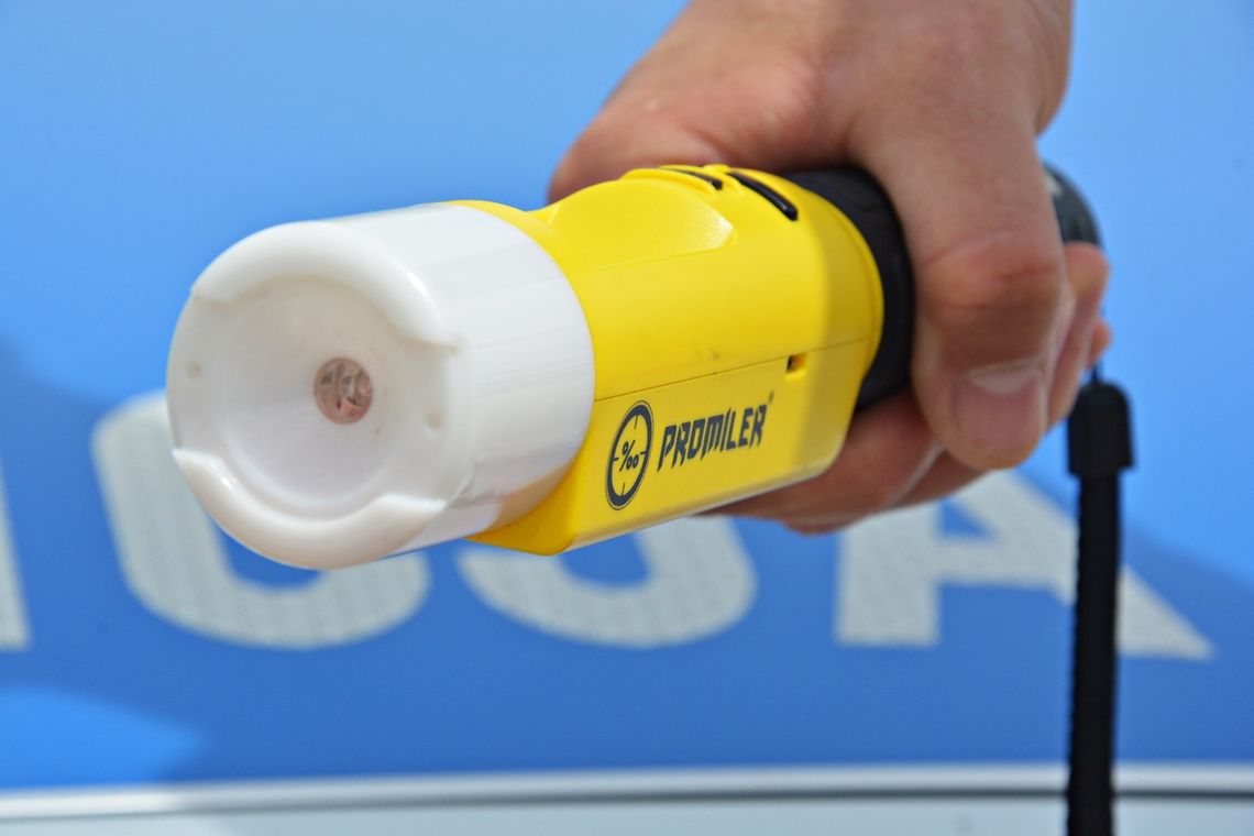 🚨 Pijany spowodował kolizję z radiowozem w Suwałkach! 52-latek stracił prawo jazdy 🚔🍺