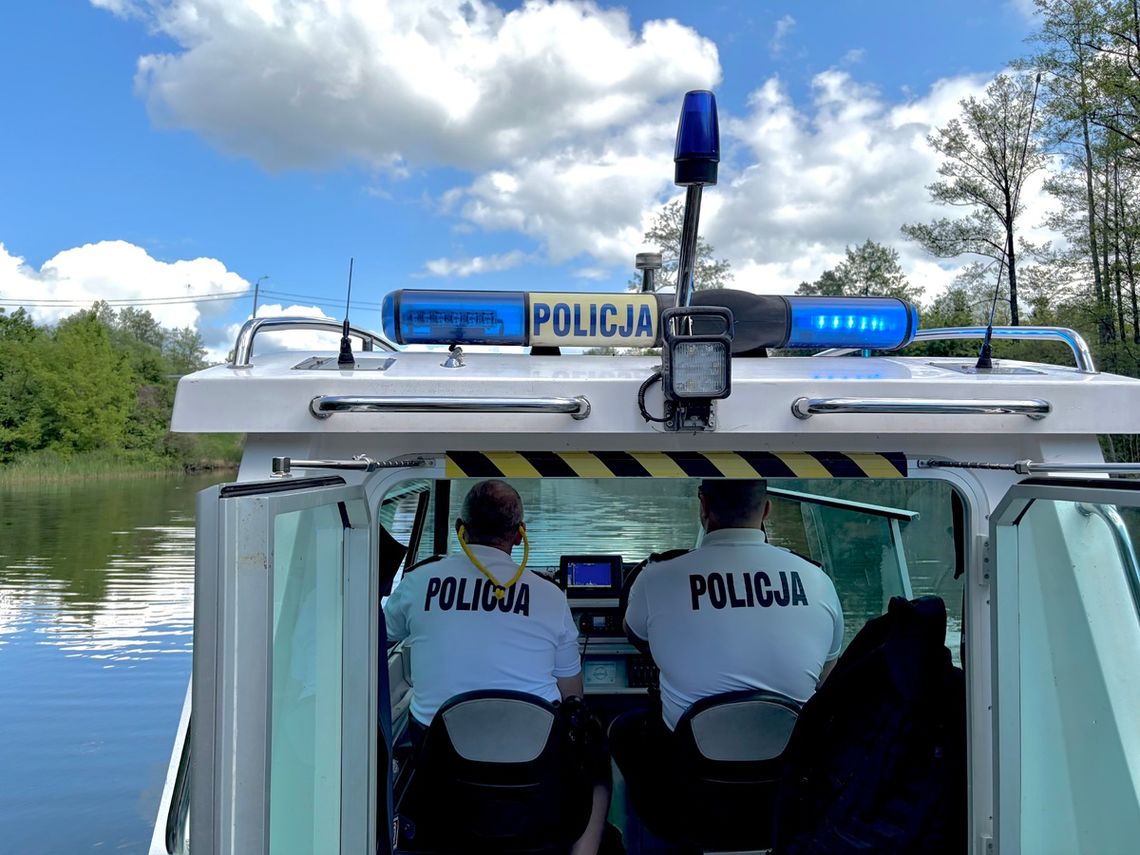 Pijany sternik zatrzymany na jeziorze Białym. Płynął z pasażerami i złamał zakaz żeglugi