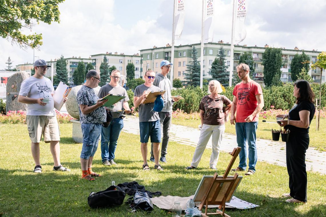 Plener malarski w Suwałkach połączył pokolenia. Wyjątkowe spotkanie uczestników Pracowni Sztuk Pięknych Plener malarski w Suwałkach połączył pokolenia. Wyjątkowe spotkanie uczestników Pracowni Sztuk Pięknych